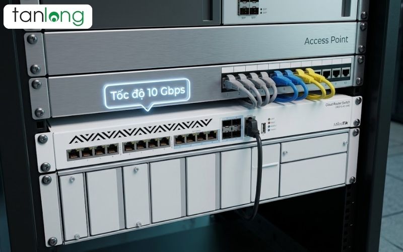 Switch MikroTik CRS312-4C+8XG-RM nằm trên tủ rack chuyên dụng