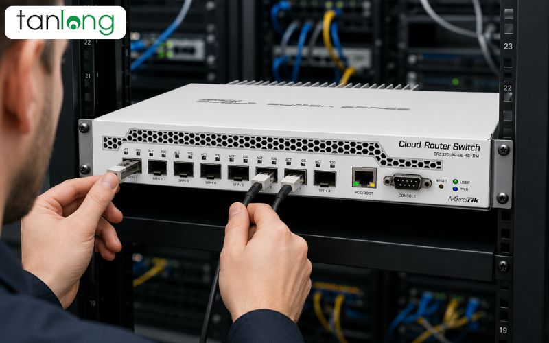 Nhân viên kỹ thuật lắp đặt sử dụng thiết bị mạng