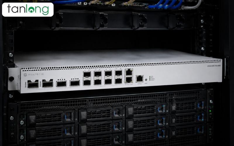 Mikrotik CRS812-8DS-2DQ-2DDQ-RM trong tủ rack tại trung tâm dữ liệu