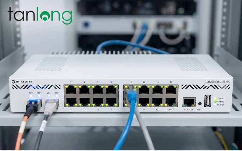Cận cảnh 16 cổng Gigabit và 2 cổng SFP+ trên MikroTik CCR2004-16G-2S+PC