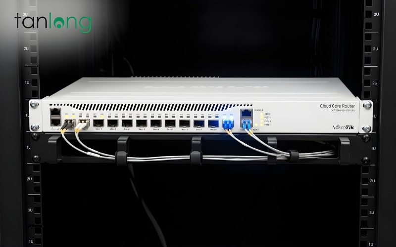 Hình ảnh lắp đặt thực tế MikroTik CCR2004-1G-12S+2XS tại Data Center
