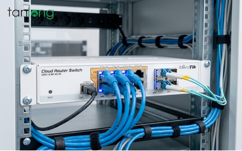 Lắp đặt thực tế Switch MikroTik CRS112-8P-4S-IN trong tủ Rack kỹ thuật