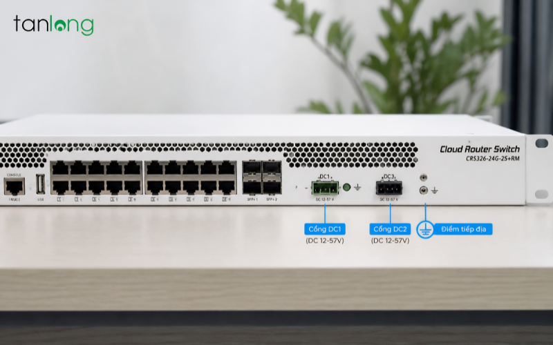 Cổng cấp nguồn dự phòng và thiết kế vỏ kim loại tản nhiệt của MikroTik CRS326