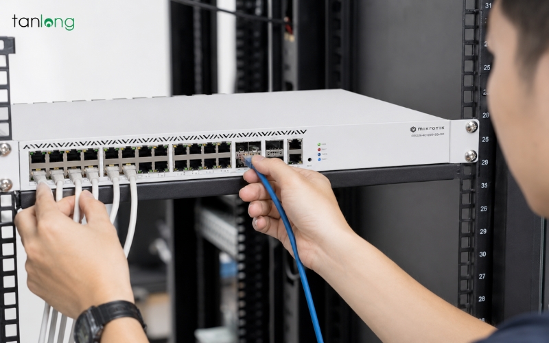 Chuyên viên kỹ thuật thực hiện cắm cáp tín hiệu vào giao tiếp module mạng
