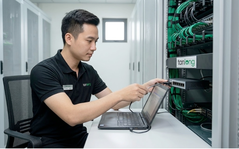  Chuyên gia TÂN LONG đang hỗ trợ kỹ thuật cho thiết bị E60iUGS