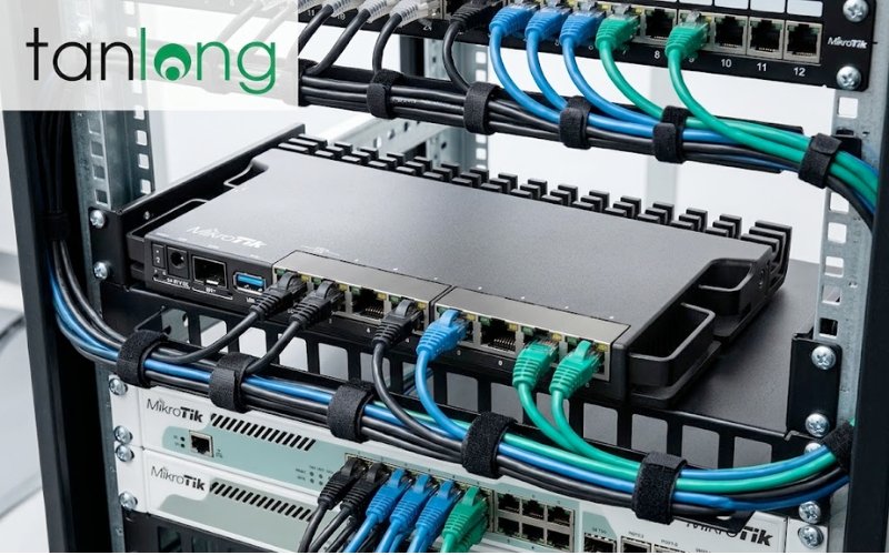 Lắp đặt MikroTik RB5009UG+S+IN chuyên nghiệp trong tủ mạng doanh nghiệp.