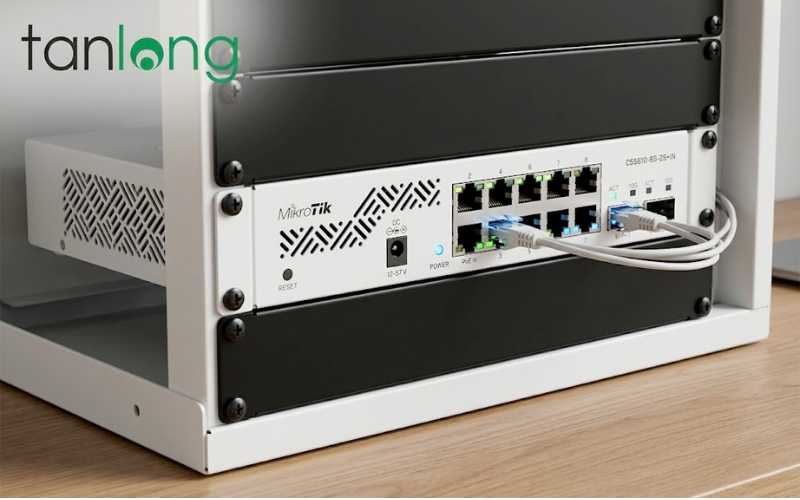 Lắp đặt thực tế Switch MikroTik CSS610-8G-2S+IN trong tủ mạng doanh nghiệp