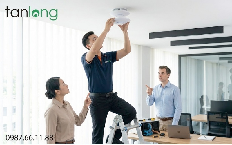 Kỹ thuật viên Tân Long đang triển khai Thay U6 Lite bằng U7