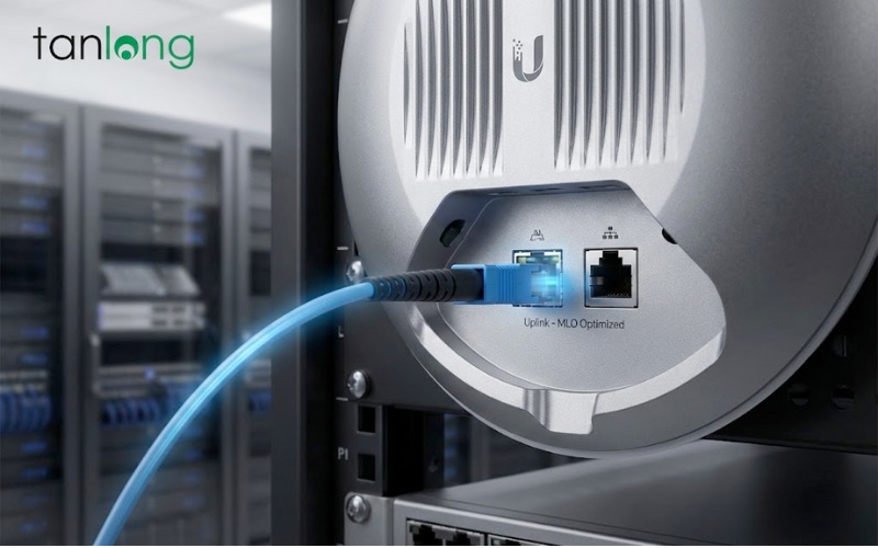  Mặt sau của U7 Pro Max với cổng Uplink 