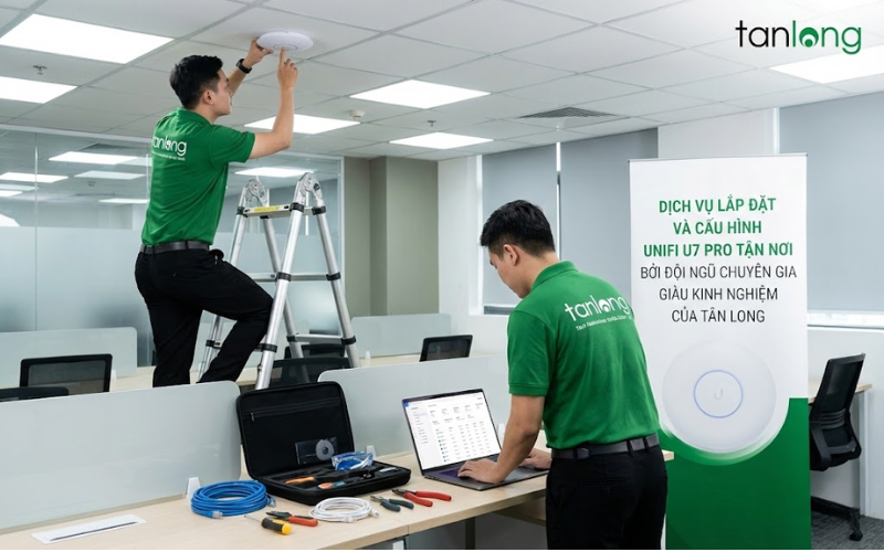 Kỹ thuật viên Tân Long lắp đặt UniFi U7 Pro cho văn phòng doanh nghiệp