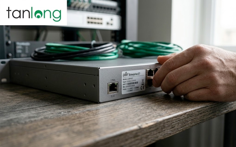 Cận cảnh cổng kết nối 2.5GbE trên thiết bị UniFi Enterprise E7
